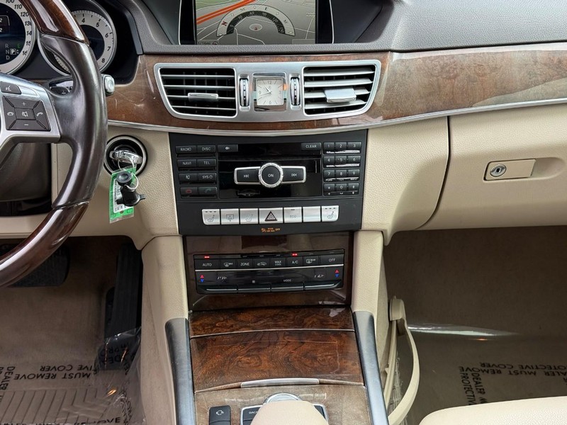 Mercedes-Benz E-Class Vehicle Full-screen Gallery Image 16