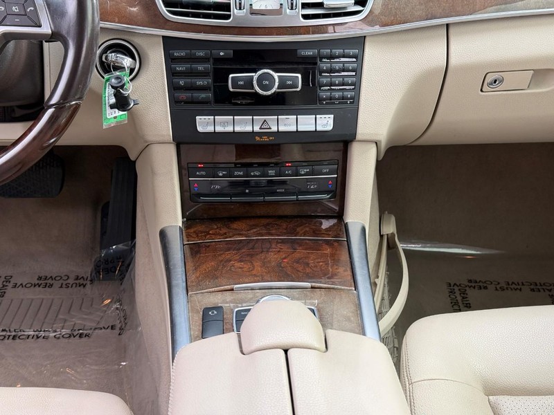 Mercedes-Benz E-Class Vehicle Full-screen Gallery Image 17