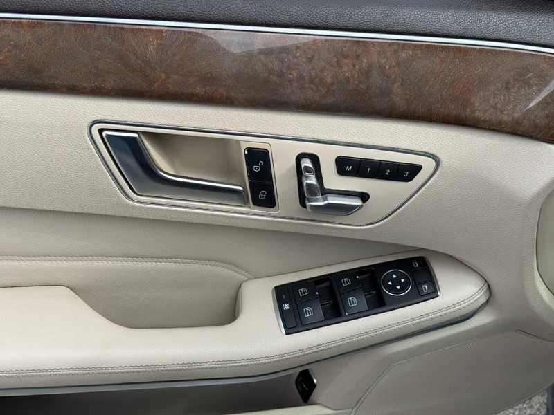 Mercedes-Benz E-Class Vehicle Full-screen Gallery Image 18