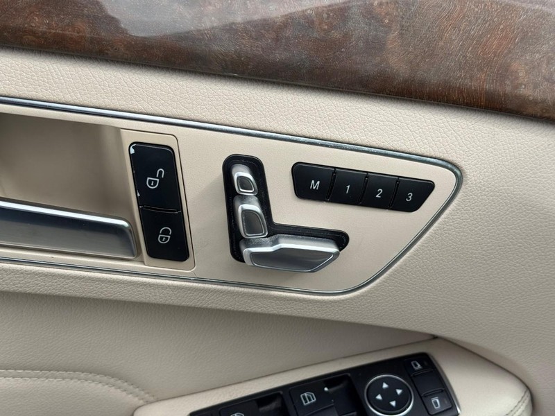 Mercedes-Benz E-Class Vehicle Full-screen Gallery Image 19