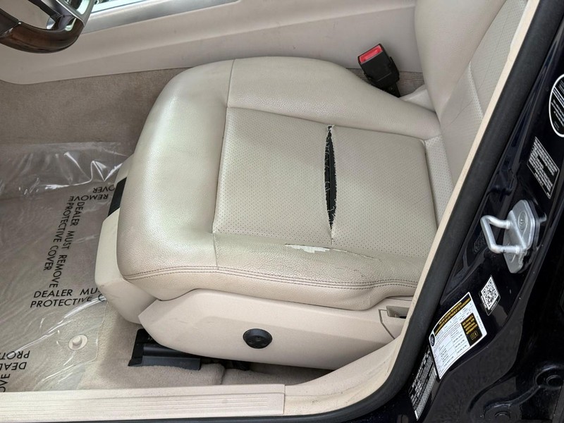 Mercedes-Benz E-Class Vehicle Full-screen Gallery Image 20