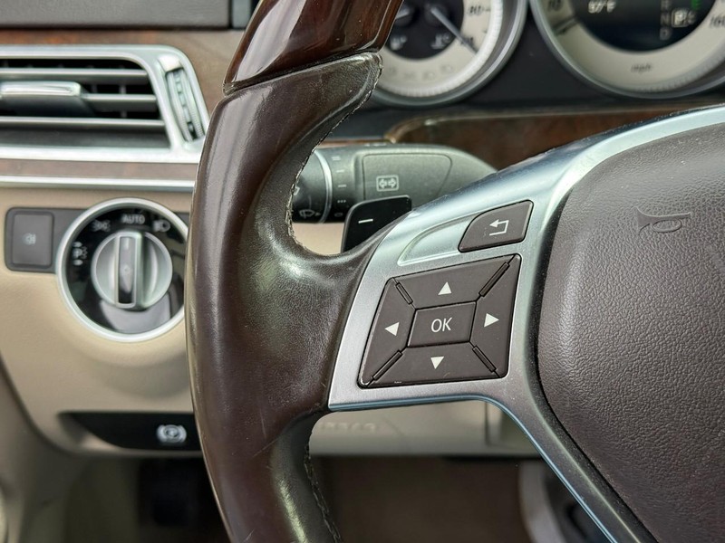 Mercedes-Benz E-Class Vehicle Full-screen Gallery Image 21