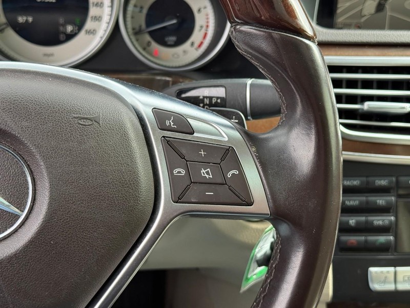 Mercedes-Benz E-Class Vehicle Full-screen Gallery Image 22