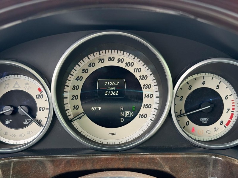 Mercedes-Benz E-Class Vehicle Full-screen Gallery Image 23