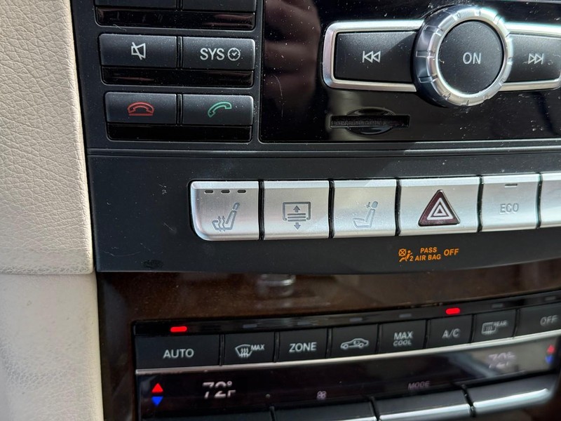 Mercedes-Benz E-Class Vehicle Full-screen Gallery Image 24