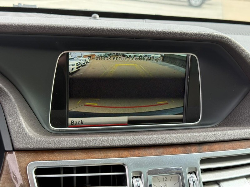 Mercedes-Benz E-Class Vehicle Full-screen Gallery Image 25