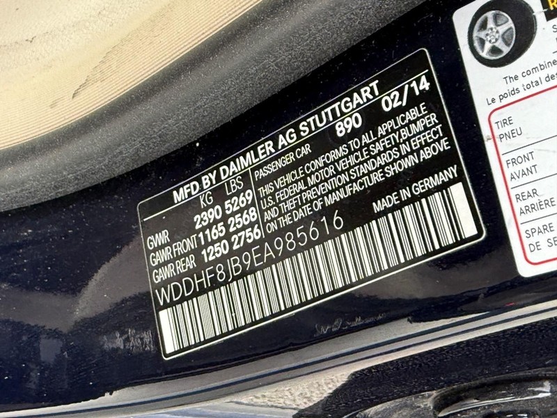 Mercedes-Benz E-Class Vehicle Full-screen Gallery Image 26