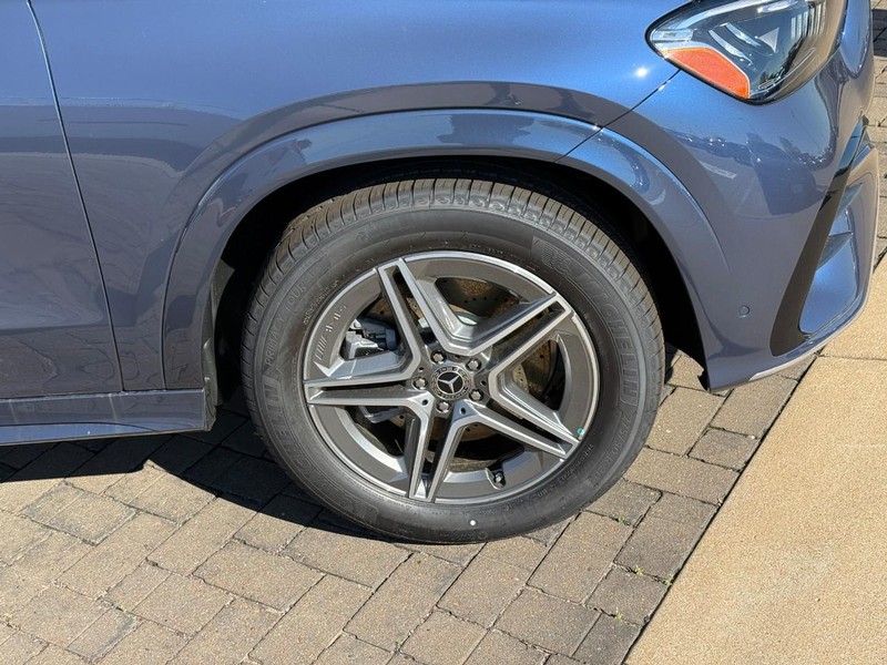 Mercedes-Benz GLE Vehicle Full-screen Gallery Image 4