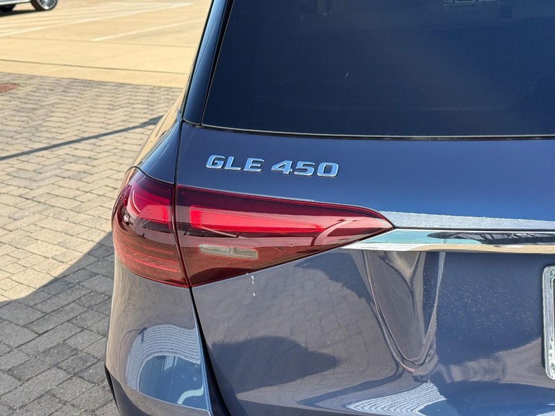 Mercedes-Benz GLE Vehicle Full-screen Gallery Image 5