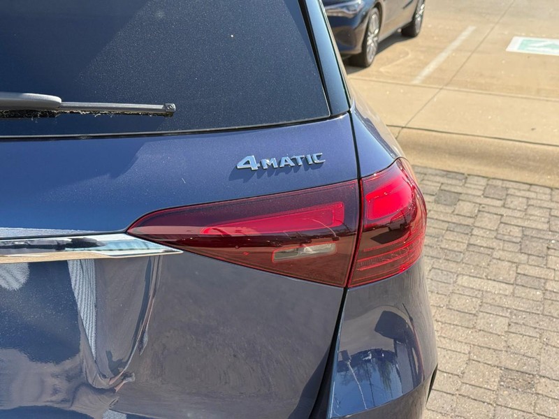 Mercedes-Benz GLE Vehicle Full-screen Gallery Image 6