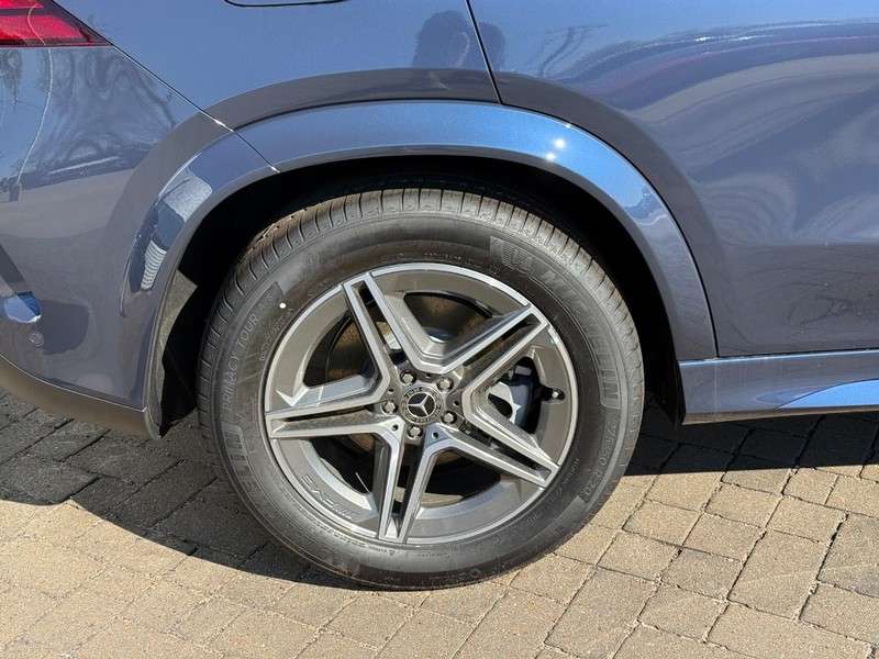 Mercedes-Benz GLE Vehicle Full-screen Gallery Image 7