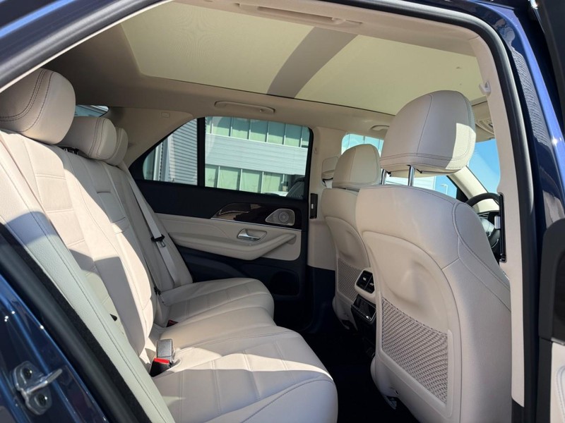 Mercedes-Benz GLE Vehicle Full-screen Gallery Image 8