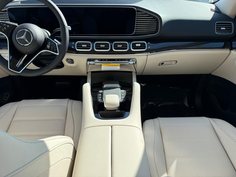 Mercedes-Benz GLE Vehicle Full-screen Gallery Image 9