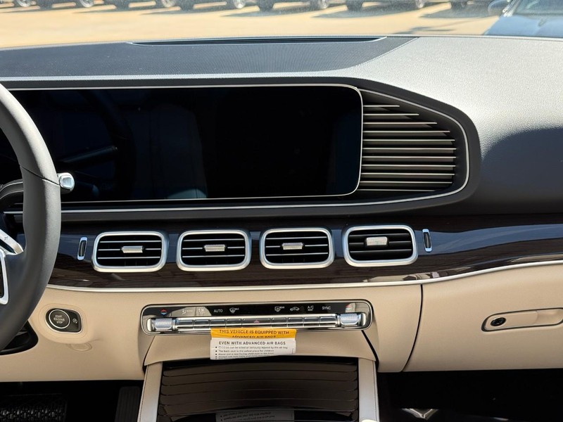 Mercedes-Benz GLE Vehicle Full-screen Gallery Image 10