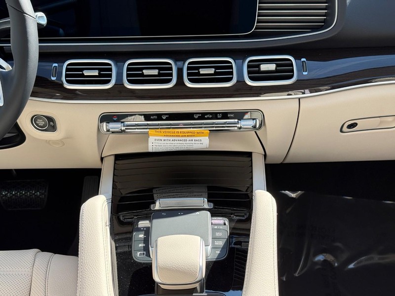 Mercedes-Benz GLE Vehicle Full-screen Gallery Image 11