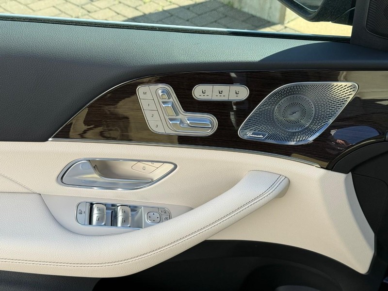 Mercedes-Benz GLE Vehicle Full-screen Gallery Image 12