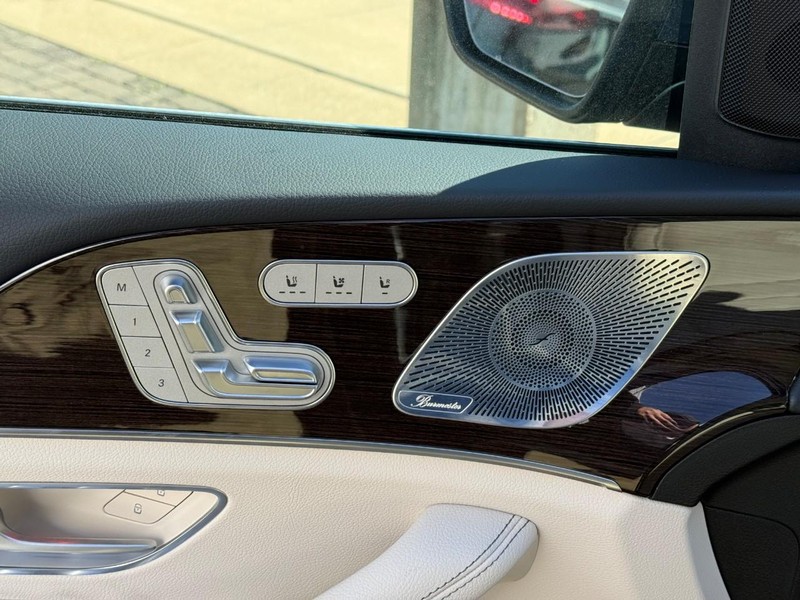 Mercedes-Benz GLE Vehicle Full-screen Gallery Image 13