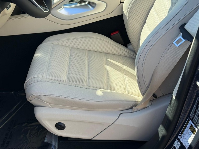 Mercedes-Benz GLE Vehicle Full-screen Gallery Image 14