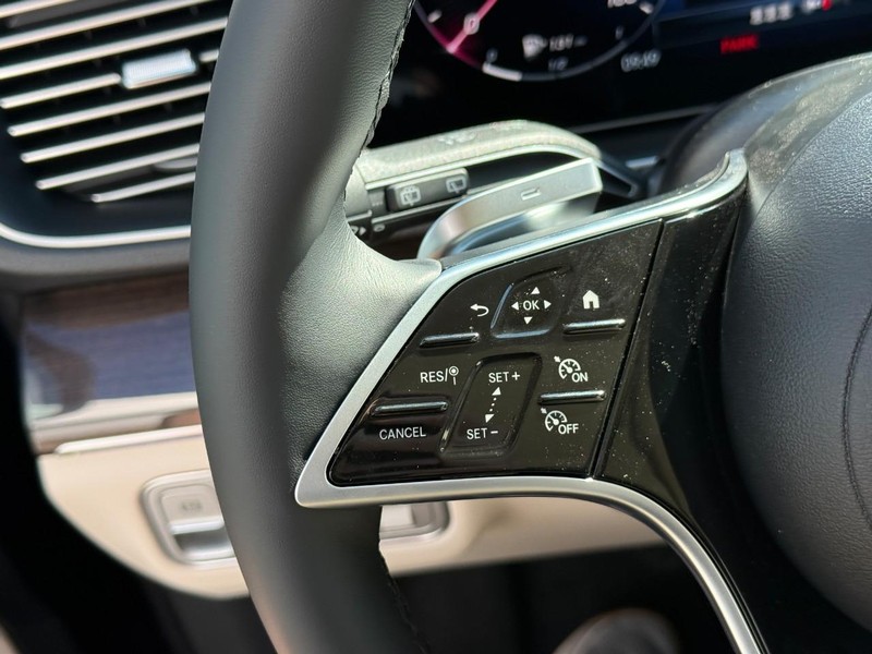 Mercedes-Benz GLE Vehicle Full-screen Gallery Image 15