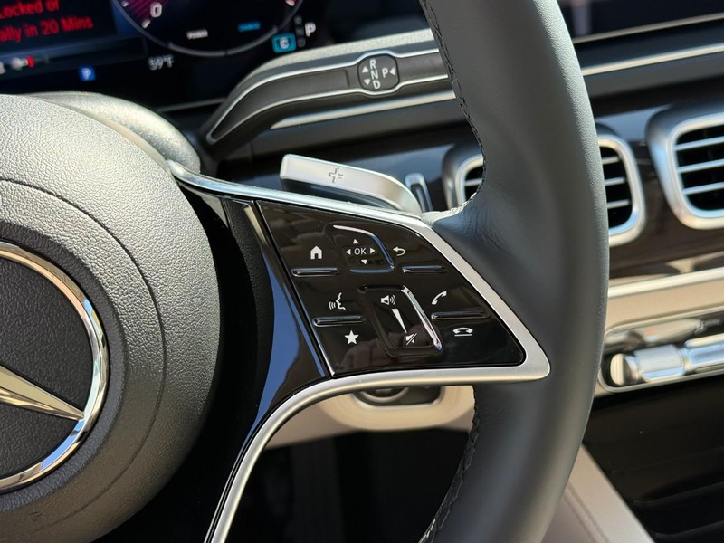 Mercedes-Benz GLE Vehicle Full-screen Gallery Image 16