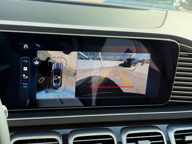 Mercedes-Benz GLE Vehicle Full-screen Gallery Image 17