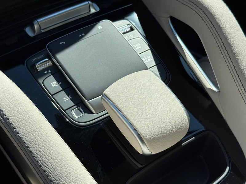 Mercedes-Benz GLE Vehicle Full-screen Gallery Image 18