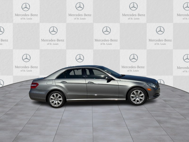 Mercedes-Benz E-Class Vehicle Full-screen Gallery Image 2