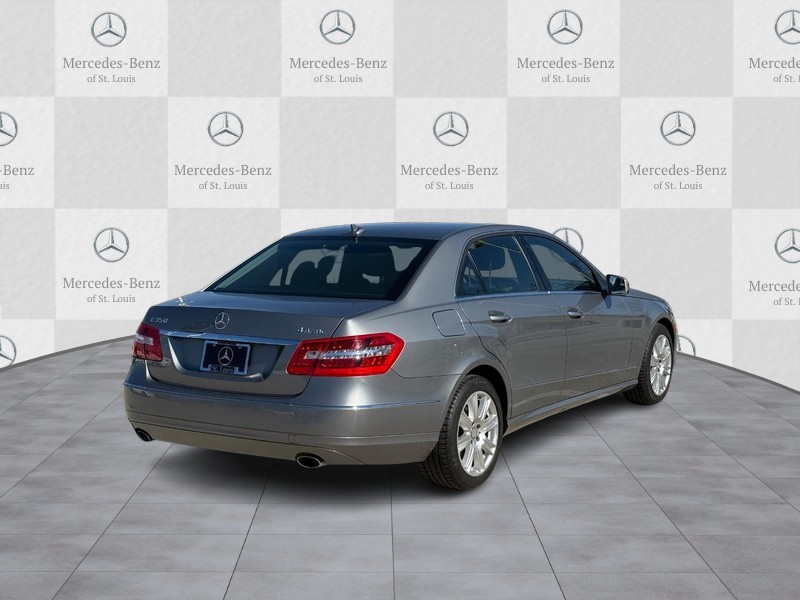 Mercedes-Benz E-Class Vehicle Full-screen Gallery Image 3