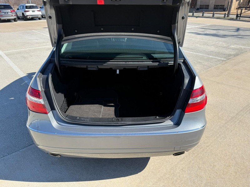 Mercedes-Benz E-Class Vehicle Full-screen Gallery Image 8