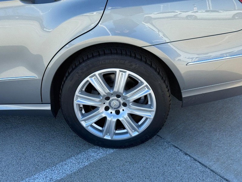 Mercedes-Benz E-Class Vehicle Full-screen Gallery Image 9