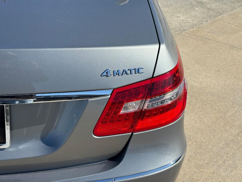 Mercedes-Benz E-Class Vehicle Full-screen Gallery Image 11