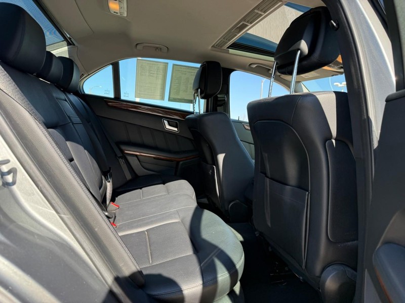 Mercedes-Benz E-Class Vehicle Full-screen Gallery Image 12