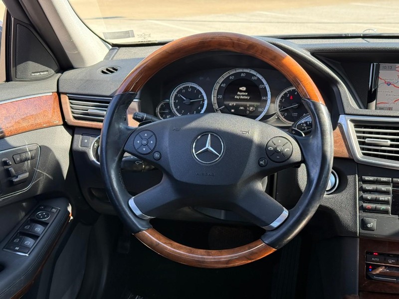 Mercedes-Benz E-Class Vehicle Full-screen Gallery Image 14