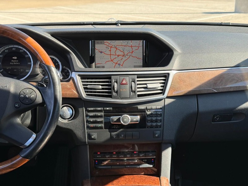 Mercedes-Benz E-Class Vehicle Full-screen Gallery Image 15