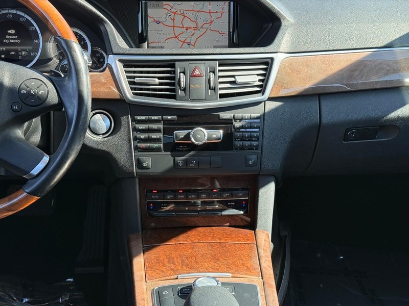 Mercedes-Benz E-Class Vehicle Full-screen Gallery Image 16