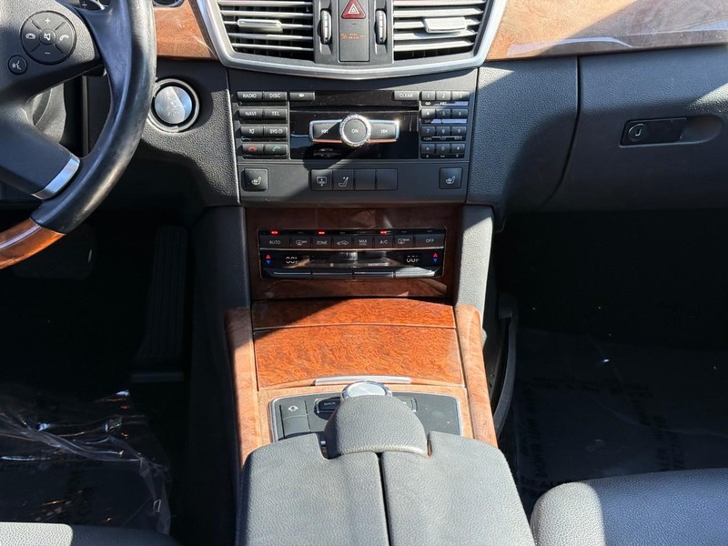 Mercedes-Benz E-Class Vehicle Full-screen Gallery Image 17