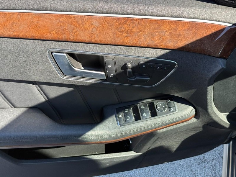 Mercedes-Benz E-Class Vehicle Full-screen Gallery Image 18