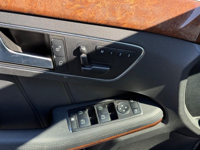 Mercedes-Benz E-Class Vehicle Full-screen Gallery Image 19