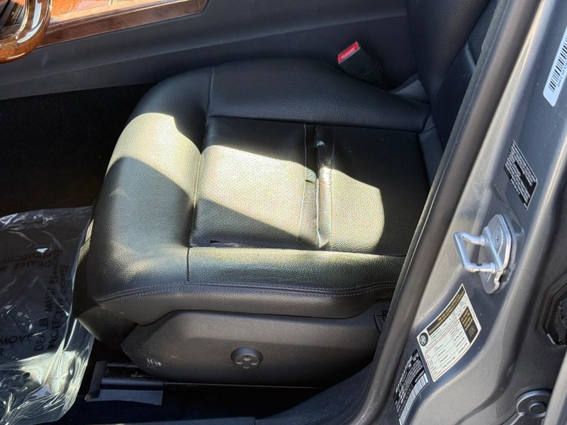 Mercedes-Benz E-Class Vehicle Full-screen Gallery Image 20