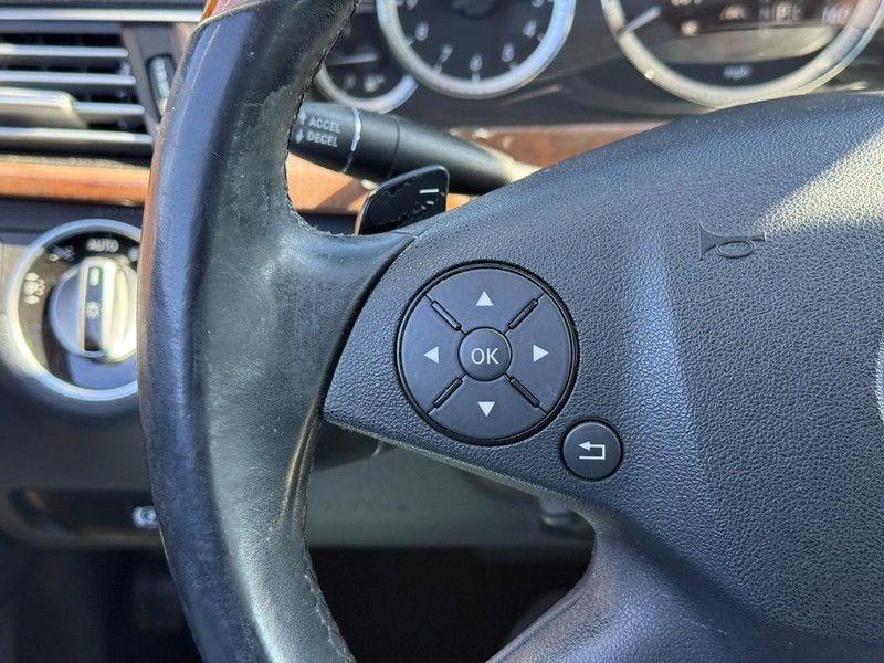 Mercedes-Benz E-Class Vehicle Full-screen Gallery Image 21