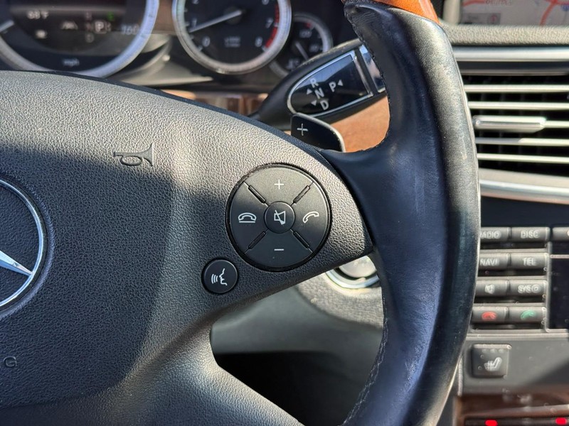 Mercedes-Benz E-Class Vehicle Full-screen Gallery Image 22