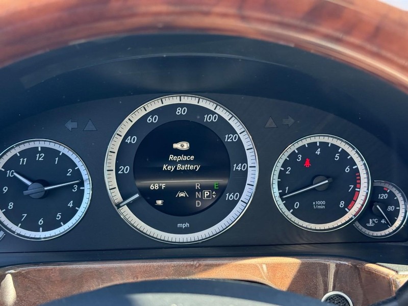 Mercedes-Benz E-Class Vehicle Full-screen Gallery Image 23