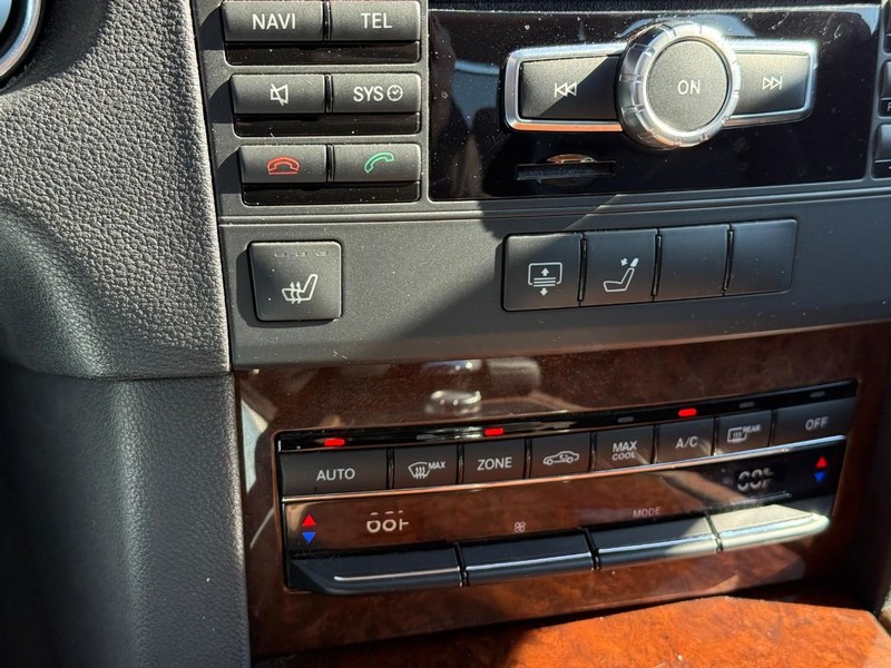 Mercedes-Benz E-Class Vehicle Full-screen Gallery Image 24