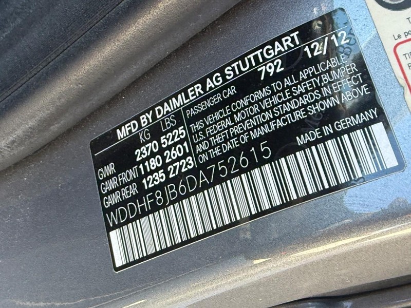 Mercedes-Benz E-Class Vehicle Full-screen Gallery Image 27