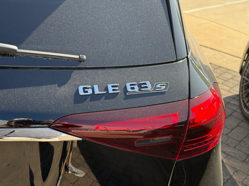 Mercedes-Benz GLE Vehicle Full-screen Gallery Image 9