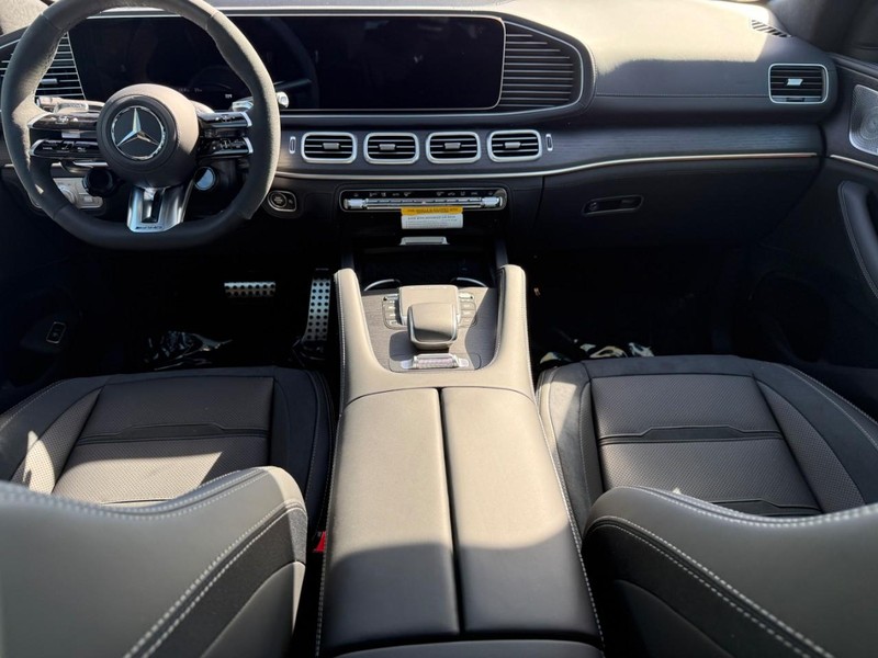 Mercedes-Benz GLE Vehicle Full-screen Gallery Image 11