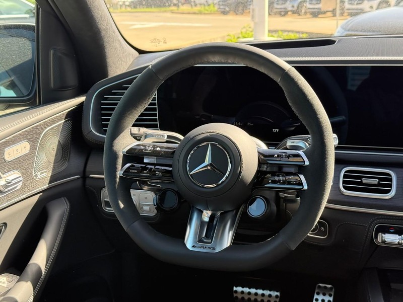 Mercedes-Benz GLE Vehicle Full-screen Gallery Image 12