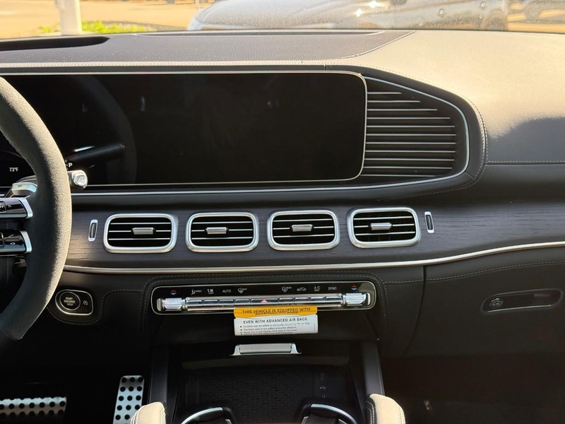Mercedes-Benz GLE Vehicle Full-screen Gallery Image 13