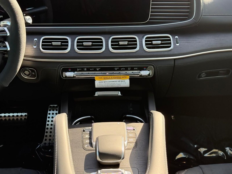 Mercedes-Benz GLE Vehicle Full-screen Gallery Image 14