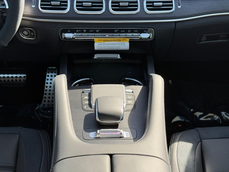 Mercedes-Benz GLE Vehicle Full-screen Gallery Image 15